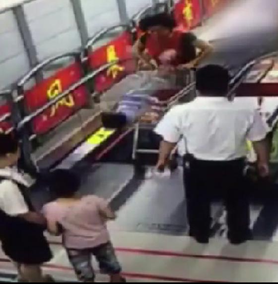 فيديو مؤلم.. سقوط خطير لطفلة من عربة المشتريات  صورة رقم 2