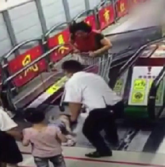 فيديو مؤلم.. سقوط خطير لطفلة من عربة المشتريات  صورة رقم 3