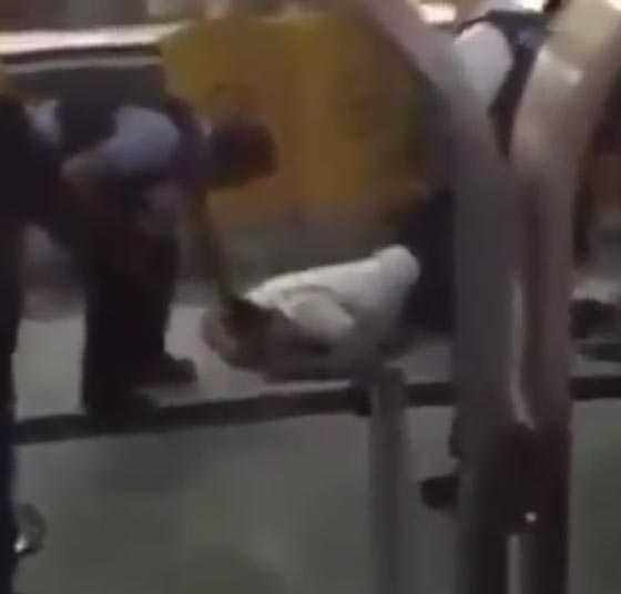 فيديو مثير .. شجار عنيف بين خليجي رجال الامن في مطار فرانكفورت صورة رقم 1 فيديو مثير .. شجار عنيف بين خليجي رجال الامن في مطار فرانكفورت صورة رقم 1