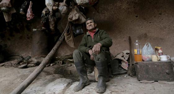 العثور على رجل الكهف يعيش فيه منذ 40 عاما ويعتاش على الصيد صورة رقم 3