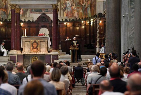 متحدون ضد الذبح والارهاب.. مسلمون يشاركون في قداسات بفرنسا وايطاليا  صورة رقم 1