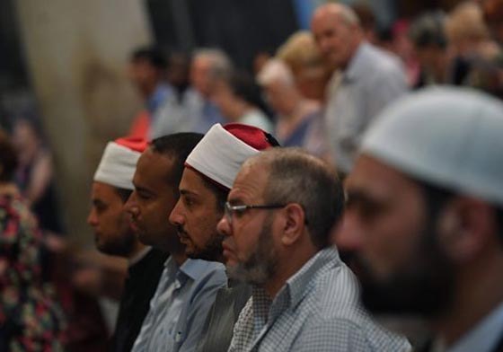 متحدون ضد الذبح والارهاب.. مسلمون يشاركون في قداسات بفرنسا وايطاليا  صورة رقم 2