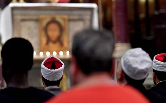 متحدون ضد الذبح والارهاب.. مسلمون يشاركون في قداسات بفرنسا وايطاليا  صورة رقم 3