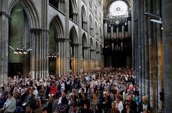 متحدون ضد الذبح والارهاب.. مسلمون يشاركون في قداسات بفرنسا وايطاليا  صورة رقم 4