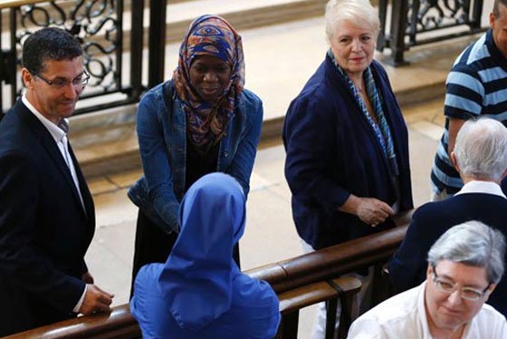 متحدون ضد الذبح والارهاب.. مسلمون يشاركون في قداسات بفرنسا وايطاليا  صورة رقم 6