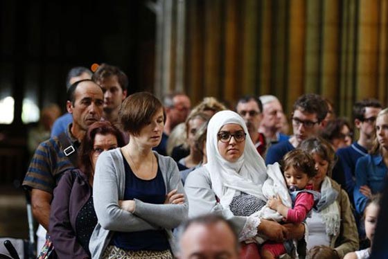 متحدون ضد الذبح والارهاب.. مسلمون يشاركون في قداسات بفرنسا وايطاليا  صورة رقم 5