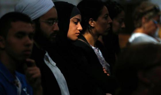 متحدون ضد الذبح والارهاب.. مسلمون يشاركون في قداسات بفرنسا وايطاليا  صورة رقم 9