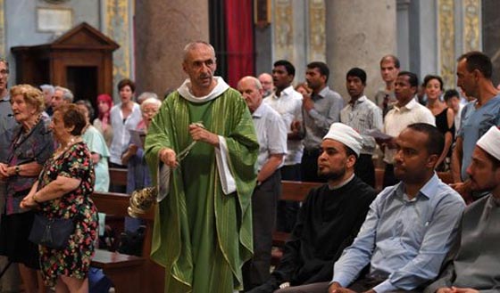 متحدون ضد الذبح والارهاب.. مسلمون يشاركون في قداسات بفرنسا وايطاليا  صورة رقم 10