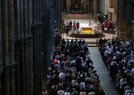 متحدون ضد الذبح والارهاب.. مسلمون يشاركون في قداسات بفرنسا وايطاليا  صورة رقم 11