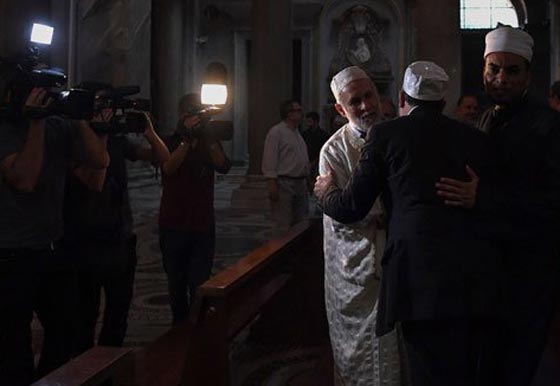 متحدون ضد الذبح والارهاب.. مسلمون يشاركون في قداسات بفرنسا وايطاليا  صورة رقم 12