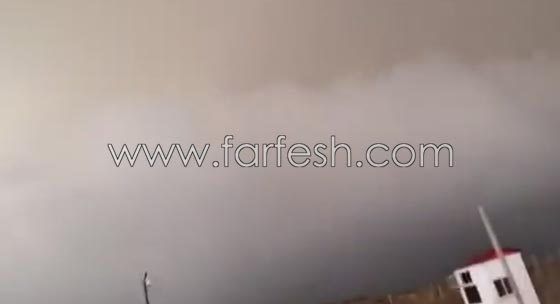 سعودي ينجو باعجوبة من صاعقة برق كادت تقتله.. فيديو صورة رقم 2