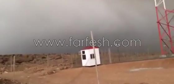 سعودي ينجو باعجوبة من صاعقة برق كادت تقتله.. فيديو صورة رقم 1