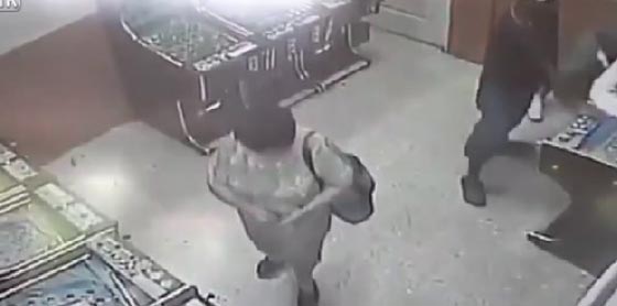 فيديو مروع.. رجل غاضب يقطع يد امرأة بساطور في كازينو صورة رقم 2