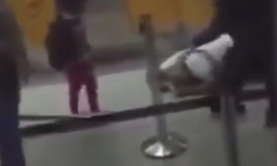 فيديو مثير .. شجار عنيف بين خليجي رجال الامن في مطار فرانكفورت صورة رقم 2 فيديو مثير .. شجار عنيف بين خليجي رجال الامن في مطار فرانكفورت صورة رقم 2