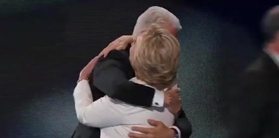 دخول فاشل وخروج محرج.. سلوكيات طفولية في مؤتمرات انتخابية بامريكا صورة رقم 5 دخول فاشل وخروج محرج.. سلوكيات طفولية في مؤتمرات انتخابية بامريكا صورة رقم 5