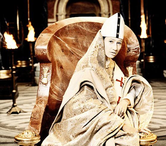 حبل الاعدام يلتف حول اعناق المشاهير.. منهم صدام والبابا المرأة صورة رقم 5