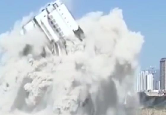 انهيار ناطحة سحاب صينية وسط عاصفة ترابية مذهلة.. شاهده صورة رقم 2