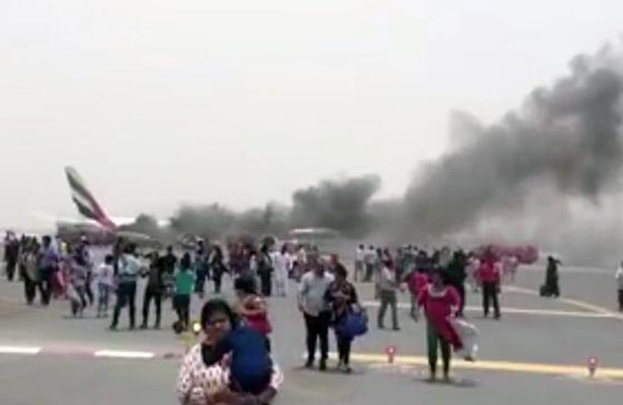 مليون دولار لناجٍ من حريق طائرة الامارات صورة رقم 6