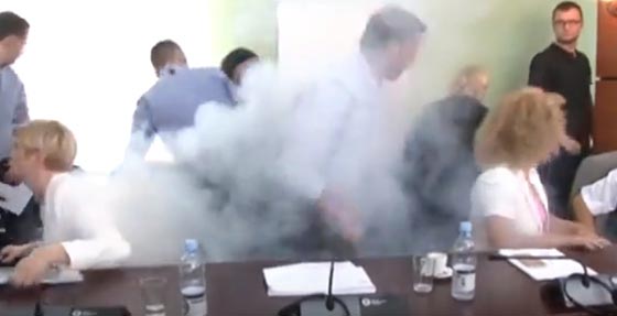 سبب غريب يدفع نائبا لاطلاق قنبلة في البرلمان!! صورة رقم 1