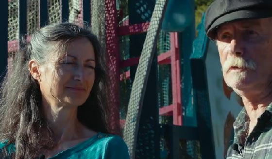 زوجان يحولان جزيرة صنعاها بايديهما الى بيت دافٍ، هربا من الدُوار  صورة رقم 1