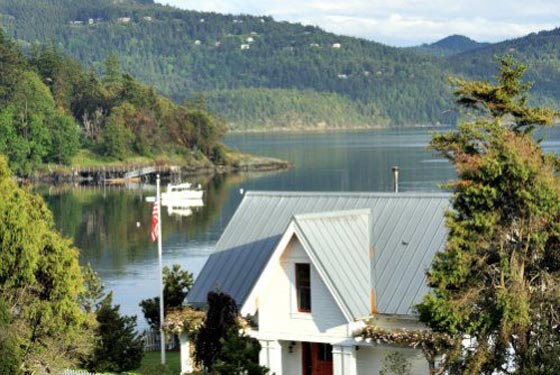 زوجان يحولان جزيرة صنعاها بايديهما الى بيت دافٍ، هربا من الدُوار  صورة رقم 8