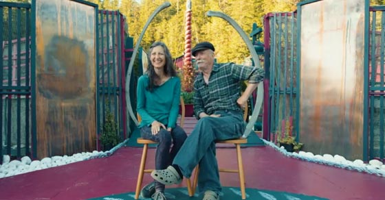 زوجان يحولان جزيرة صنعاها بايديهما الى بيت دافٍ، هربا من الدُوار  صورة رقم 13