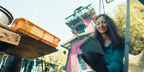 زوجان يحولان جزيرة صنعاها بايديهما الى بيت دافٍ، هربا من الدُوار  صورة رقم 14