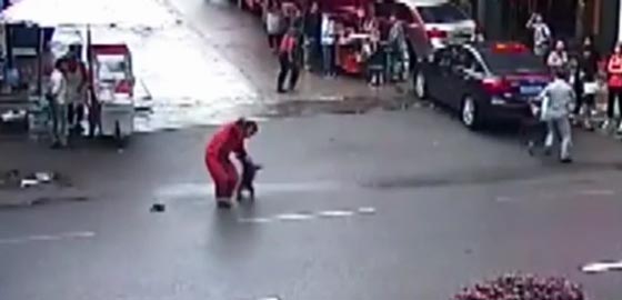 لقطات لكلب مسعور يهاجم المارة بشراسة جنونية صورة رقم 3