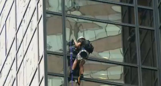 رجل يتسلق برجا شاهقا للفت نظر ترامب صورة رقم 1