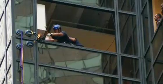 رجل يتسلق برجا شاهقا للفت نظر ترامب صورة رقم 2