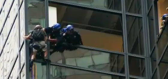 رجل يتسلق برجا شاهقا للفت نظر ترامب صورة رقم 3