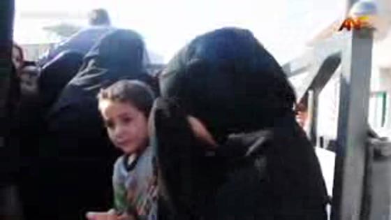  سئمت من حجاب داعش فماذا كان رد فعل طفلها الصغير.. شاهد صورة رقم 3