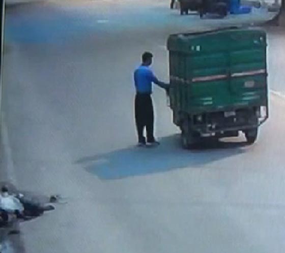 فيديو مثير.. سرقة هاتف رجل بعد دهسه وتركه يموت دون مساعدة صورة رقم 1