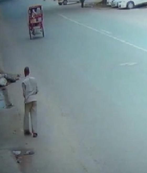 فيديو مثير.. سرقة هاتف رجل بعد دهسه وتركه يموت دون مساعدة صورة رقم 2