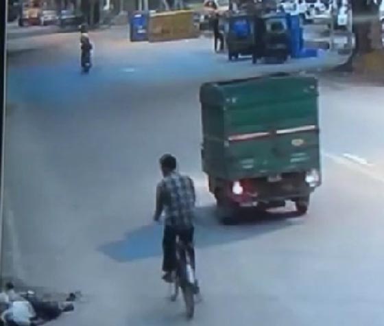 فيديو مثير.. سرقة هاتف رجل بعد دهسه وتركه يموت دون مساعدة صورة رقم 4