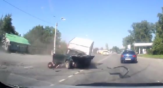  فيديو مروع.. سائقان (يطيران) من سيارتيهما في تصادم مثير صورة رقم 1