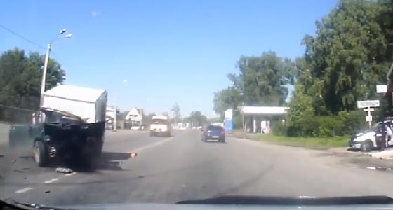  فيديو مروع.. سائقان (يطيران) من سيارتيهما في تصادم مثير صورة رقم 2