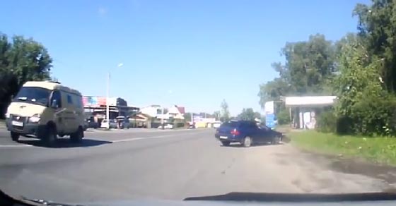  فيديو مروع.. سائقان (يطيران) من سيارتيهما في تصادم مثير صورة رقم 3