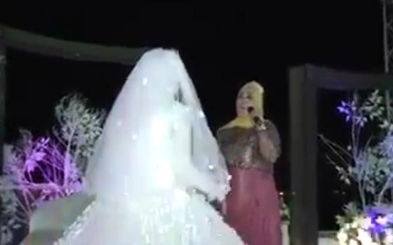 فيديو مؤثر.. ام تغني لابنتها العروس وتبكي معظم المدعوين صورة رقم 1