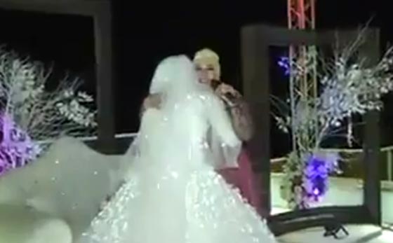 فيديو مؤثر.. ام تغني لابنتها العروس وتبكي معظم المدعوين صورة رقم 3