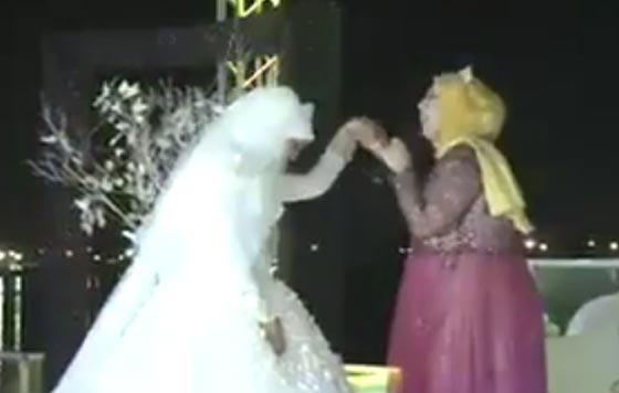 فيديو مؤثر.. ام تغني لابنتها العروس وتبكي معظم المدعوين صورة رقم 4