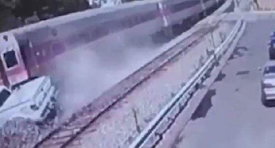 فيديو مروع.. قطار يبتلع مركبة ويقذفها مسافة عشرات الامتار صورة رقم 3