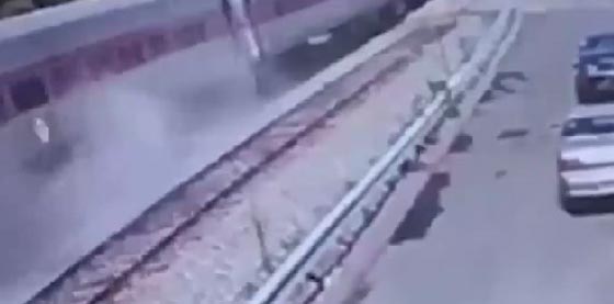 فيديو مروع.. قطار يبتلع مركبة ويقذفها مسافة عشرات الامتار صورة رقم 1