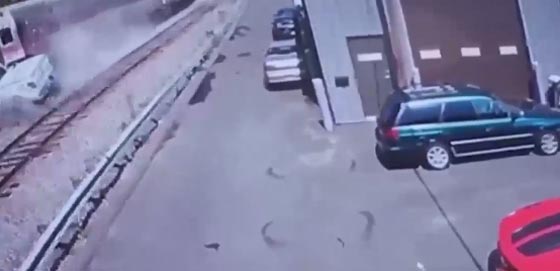 فيديو مروع.. قطار يبتلع مركبة ويقذفها مسافة عشرات الامتار صورة رقم 2