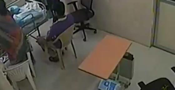  طبيبة تحاول قتل والدها بفصل الاجهزة عنه بالعناية المركزة.. فيديو صورة رقم 1