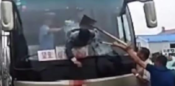 فيديو مؤلم.. جسد رجل عالق في الزجاج الامامي لحافلة بعد حادث طرق صورة رقم 2