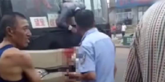 فيديو مؤلم.. جسد رجل عالق في الزجاج الامامي لحافلة بعد حادث طرق صورة رقم 1