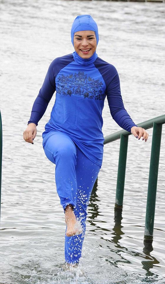 مسلمات يعلن عن غضبهن لمنع البوركيني في كان  صورة رقم 4