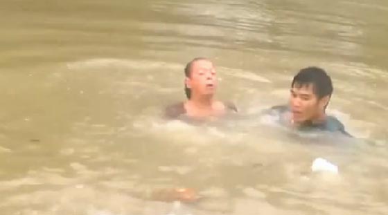 انقاذ سيدة وكلبها من الفيضانات.. شاهد بطولة منقذيهما صورة رقم 1