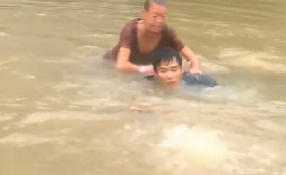 انقاذ سيدة وكلبها من الفيضانات.. شاهد بطولة منقذيهما صورة رقم 2